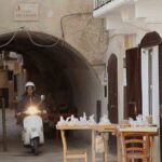 una vespa per i vicoli di bari vecchia
